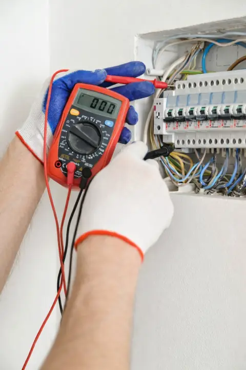 /asset/previews.123rf.com/images/yunava1/yunava11610/yunava1161000019/66206720-electrician-check-voltage-in-electrical-fuse-box-with-a-multimeter.jpg